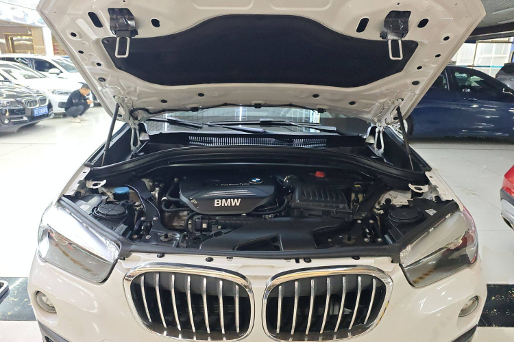 宝马X1 2019款 sDrive18Li 时尚型机舱底盘24