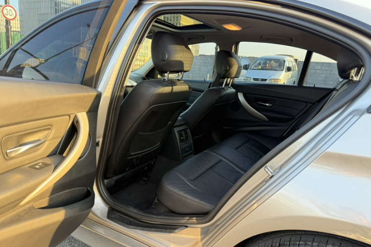 宝马3系 2014款 320i 时尚型中控内饰7005