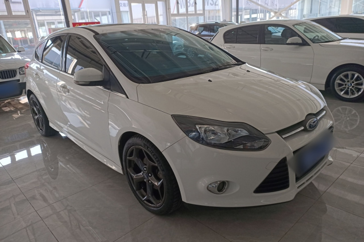 福特 福克斯 2012款 两厢 2.0L 手动豪华运动型车身外观3