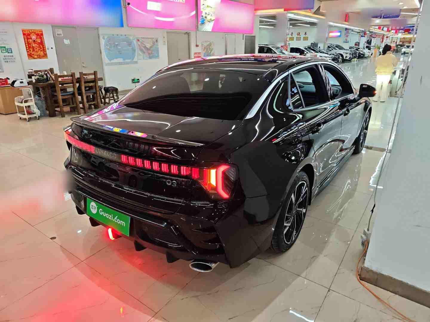 车辆右后45度角展示