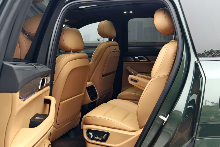 领克09 EM-P 2024款 2.0TD EM-P 四驱HALO 六座中控内饰7004