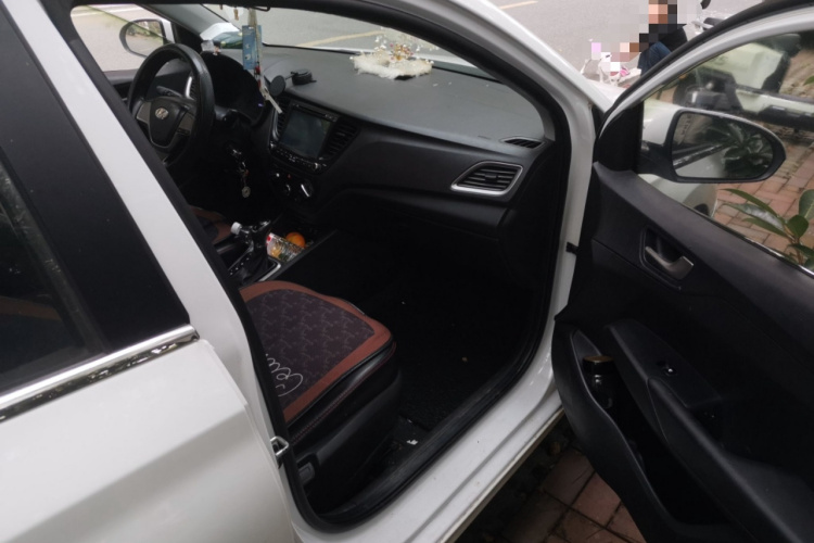 现代 悦纳 2016款 1.4L 自动炫酷版GLS局部细节9005