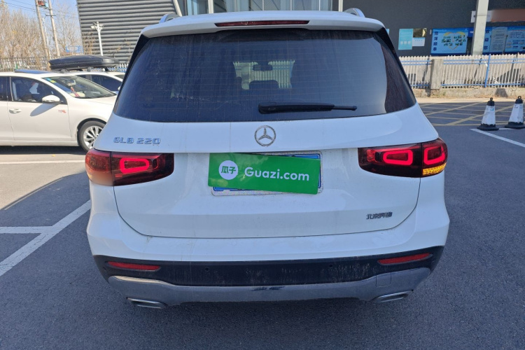 奔驰GLB 2023款 GLB 220 动感型车身外观6