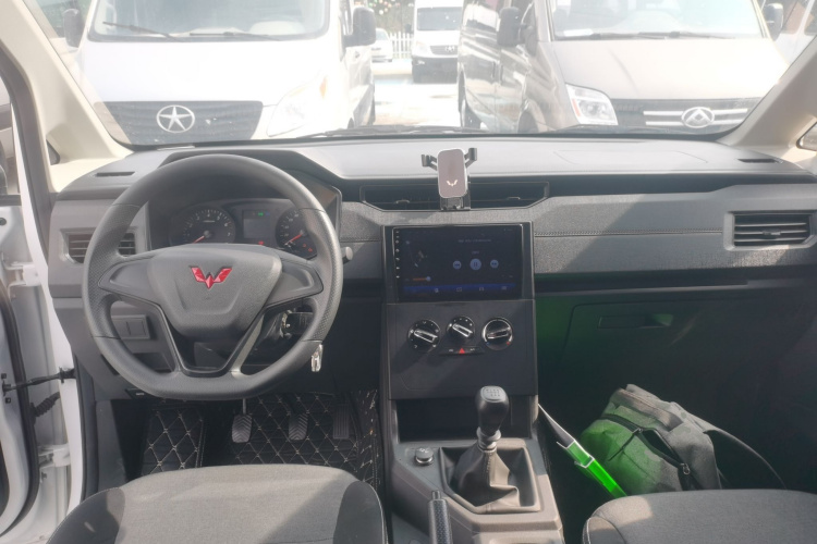 五菱汽车 五菱宏光PLUS 2020款 1.5L 手动标准型 5座中控内饰7002