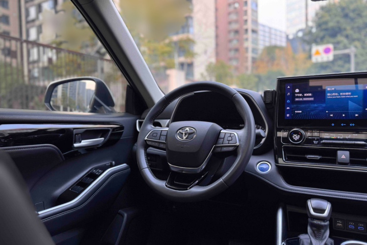 丰田 汉兰达 2022款 双擎 2.5L 两驱尊贵版 7座中控内饰7010