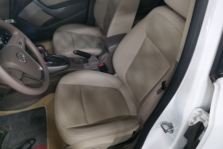 别克 英朗 2013款 GT 1.6L 自动时尚版中控内饰19