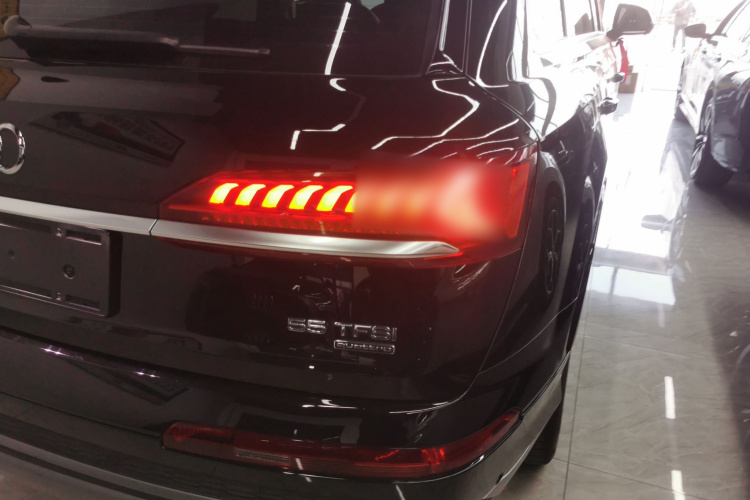 奥迪Q7 2022款 55 TFSI quattro S line运动型车身外观9