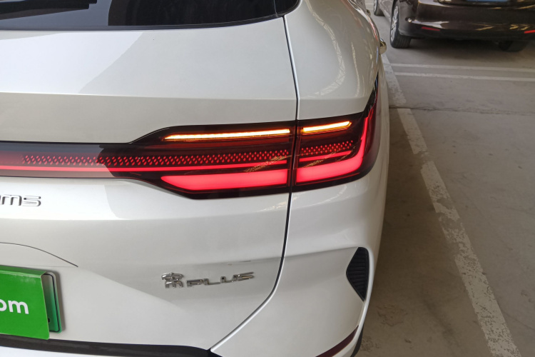 比亚迪 宋PLUS新能源 2023款 冠军版 EV 520KM 旗舰型车身外观9