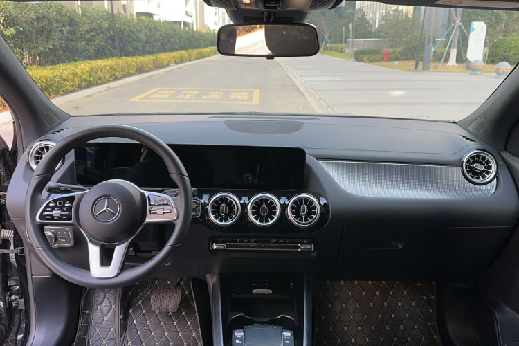 奔驰GLA 2022款 改款 GLA 200中控内饰7003