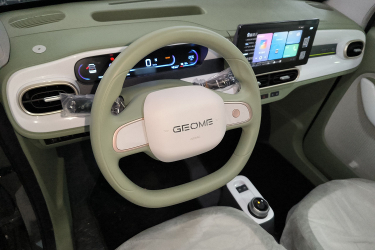 吉利银河 2025款 210km 熊猫骑士中控内饰13