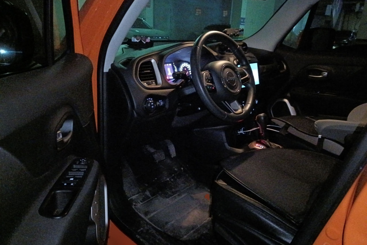 Jeep 自由侠 2018款 互联大屏版 180T 自动高能版中控内饰7003