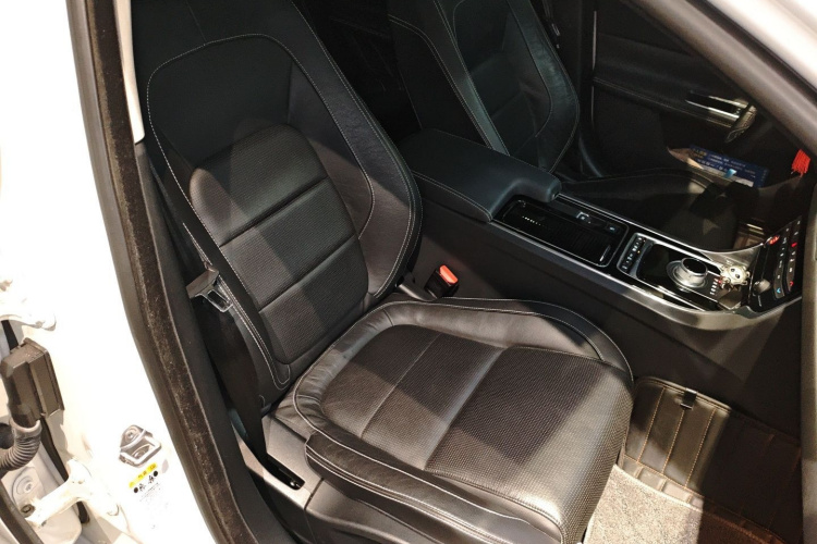 捷豹XF 2016款 XF 2.0T 两驱R-Sport运动版局部细节41