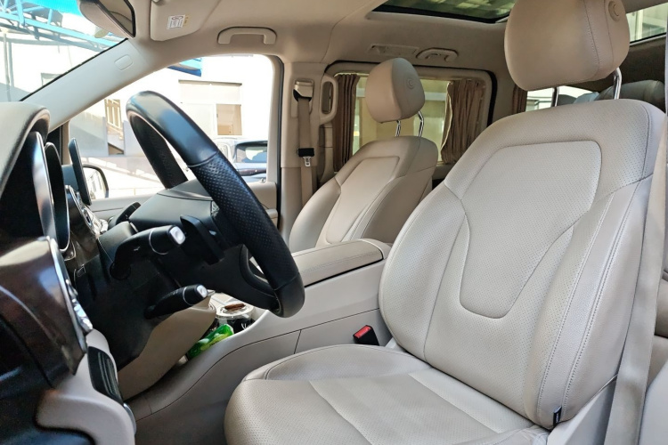 奔驰V级 2020款 V 260 尊贵版中控内饰19