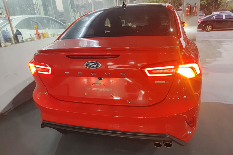 福特 福克斯 2020款 三厢 EcoBoost 180 自动ST Line车身外观6