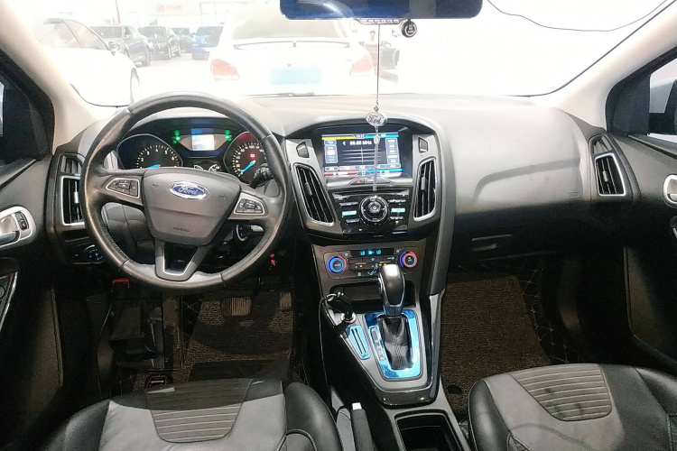 福特 福克斯 2015款 两厢 1.6L 自动风尚型中控内饰12