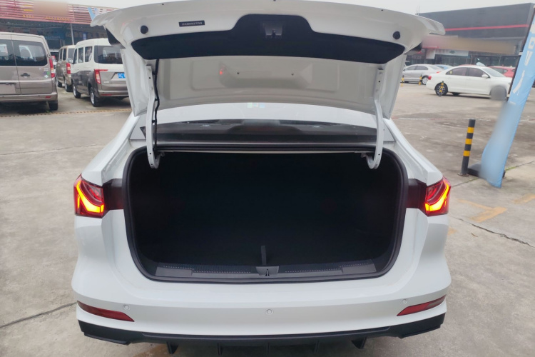 荣威i5 2026款 1.5L CVT豪华版机舱底盘23