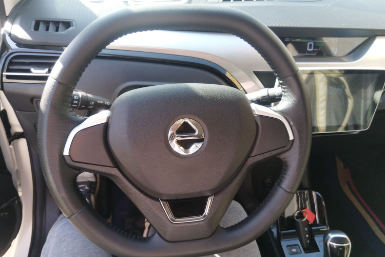 江铃集团新能源 易至EV3 2022款 小雷达悦跑型中控内饰13