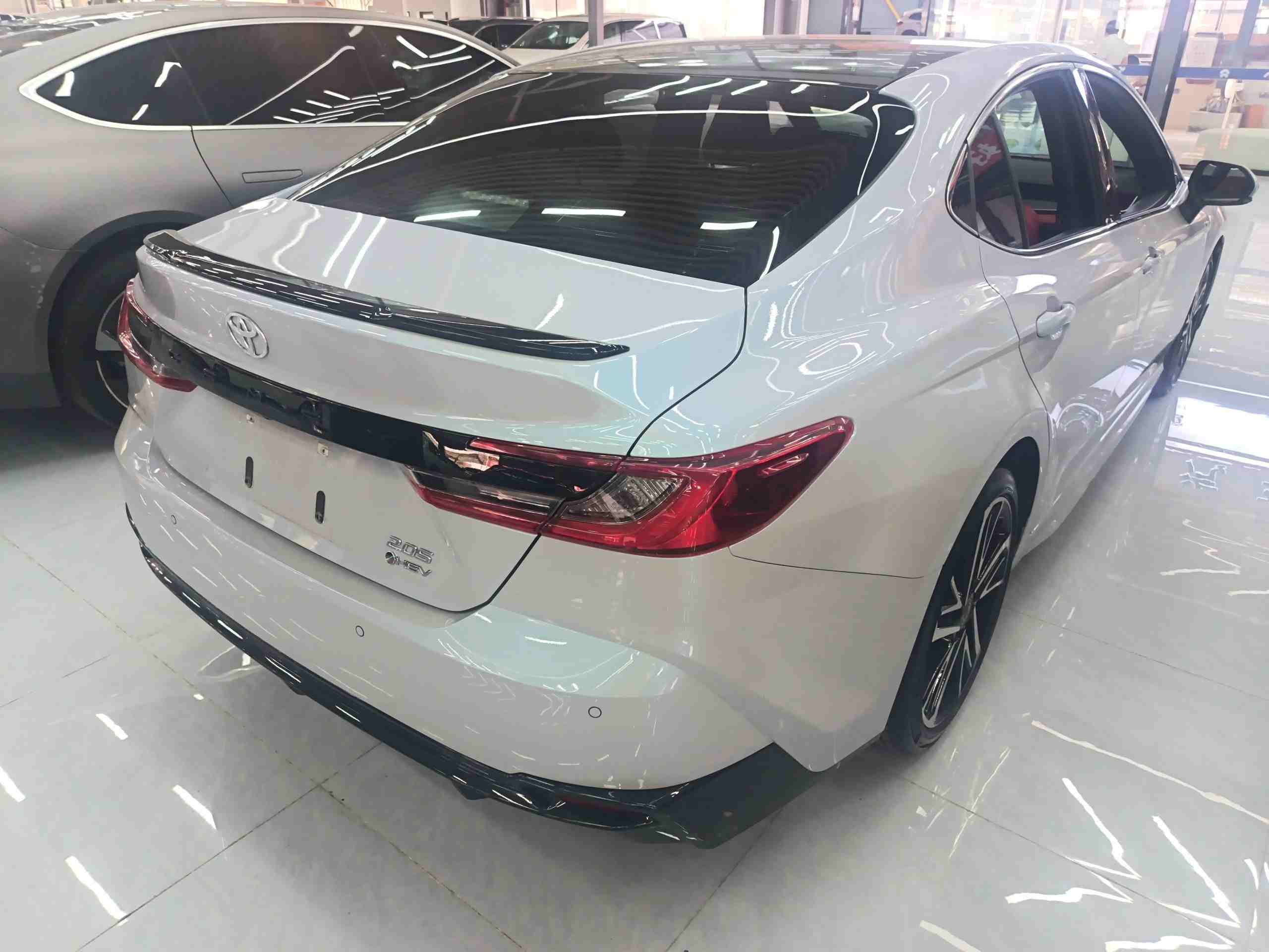 车辆右后45度外观展示
