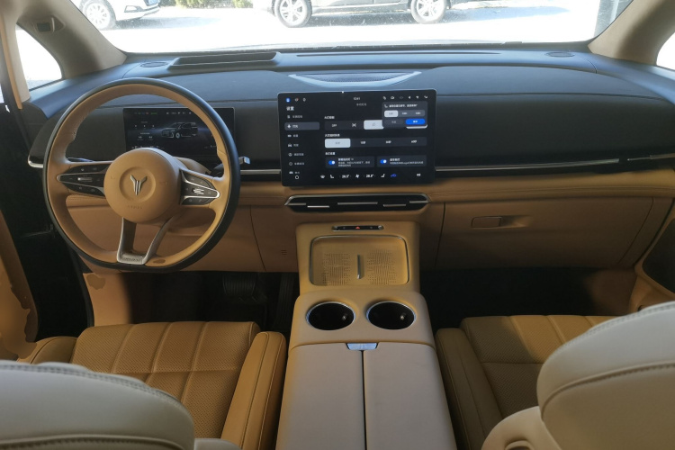 岚图汽车 岚图梦想家 2025款 PHEV 四驱旗舰乾崑版中控内饰7002