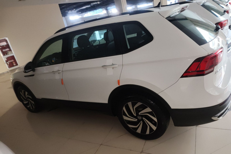 大众 途观L 2022款 330TSI 自动两驱舒享版车身外观4