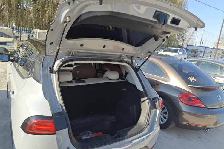 五菱汽车 五菱缤果PLUS 2024款 330km 五座版机舱底盘23