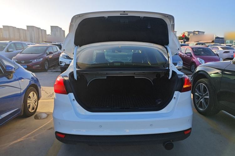 福特 福克斯 2018款 三厢经典 EcoBoost 180 自动精英型机舱底盘23