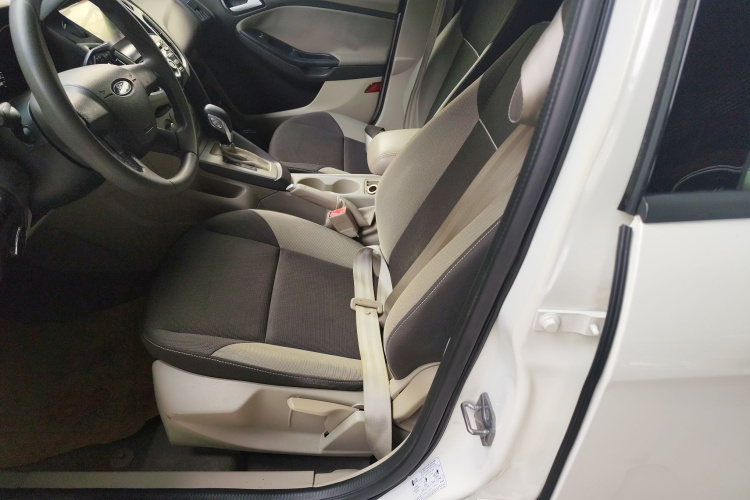 福特 福克斯 2012款 三厢 1.6L 自动舒适型中控内饰19