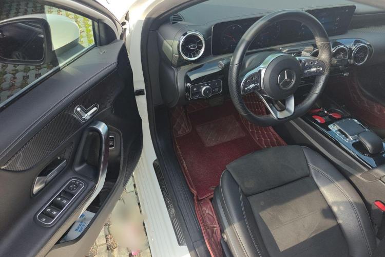 奔驰A级 2019款 A 200 L 运动轿车中控内饰7002