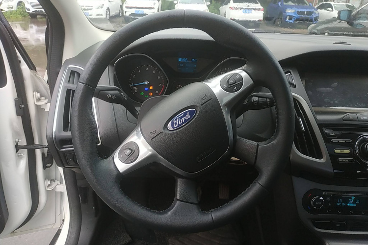 福特 福克斯 2012款 三厢 1.6L 自动风尚型中控内饰13