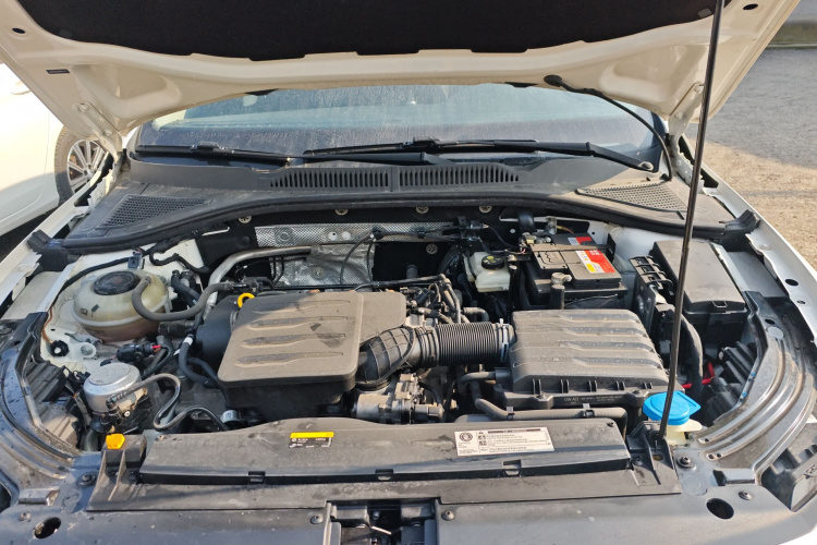 大众 朗逸 2022款 1.5L 自动风尚版机舱底盘24