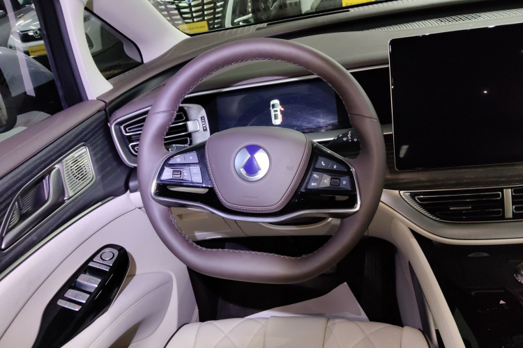 腾势D9 2024款 DM-i 980 四驱尊荣型中控内饰13