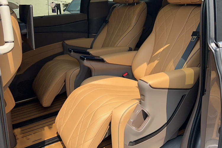 腾势D9 2022款 DM-i 970 四驱旗舰型中控内饰7005