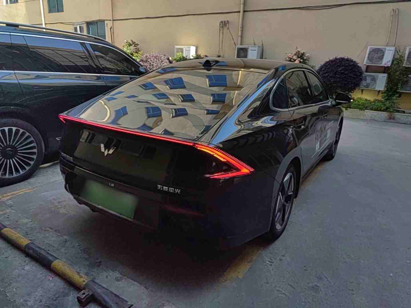 车辆右后45度外观展示