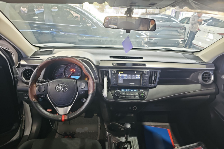 丰田 RAV4荣放 2018款 2.0L CVT两驱风尚X版中控内饰12