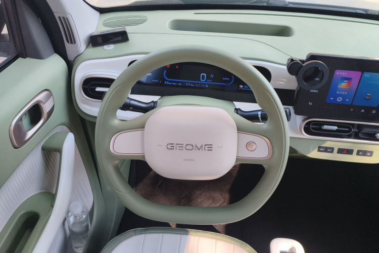 吉利银河 2025款 210km 熊猫骑士中控内饰13