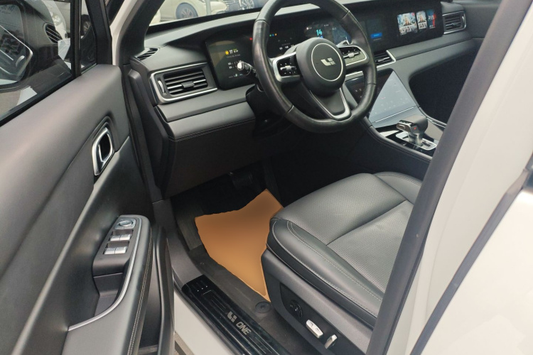 理想汽车 理想ONE 2021款 增程6座版中控内饰20