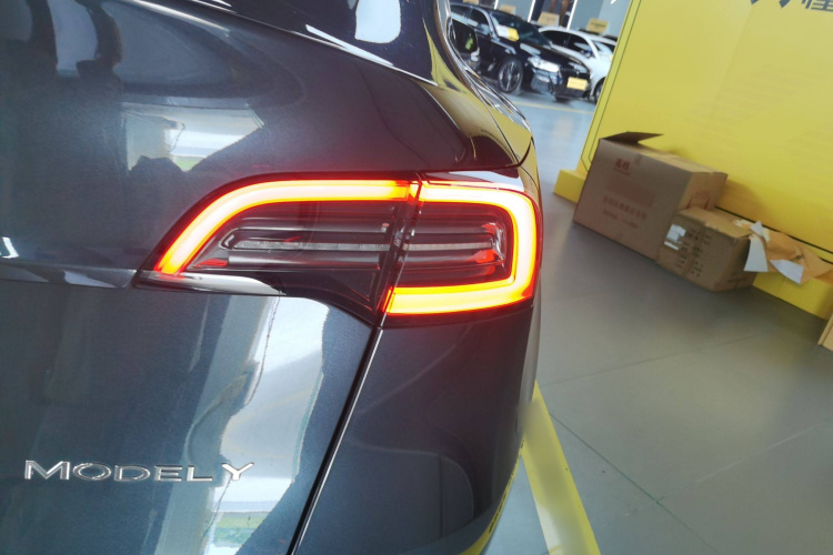 特斯拉 Model Y 2024款 后轮驱动版车身外观9