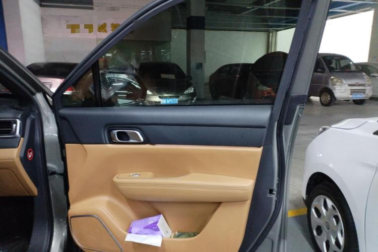 理想汽车 理想ONE 2021款 增程6座版中控内饰42