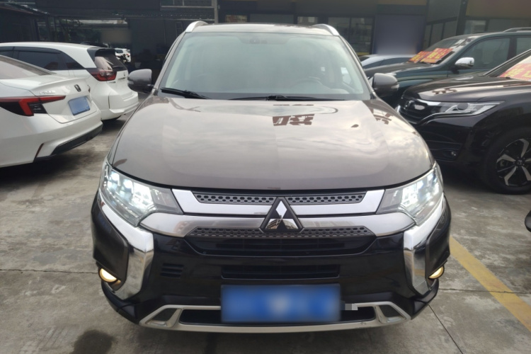 三菱 欧蓝德 2020款 2.4L 四驱致享版 5座车身外观2