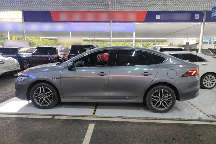 比亚迪 秦PLUS 2023款  冠军版 DM-i 120KM超越型车身外观4