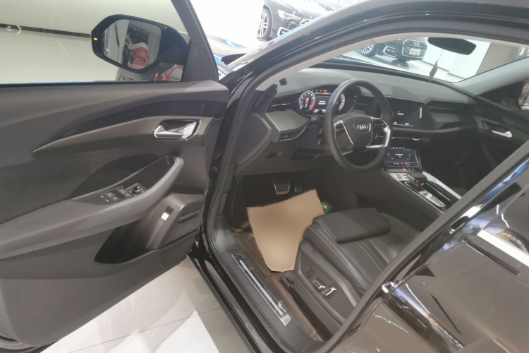 奥迪Q6 2024款 40 TFSI quattro 观云型 羽林套装 7座中控内饰7003