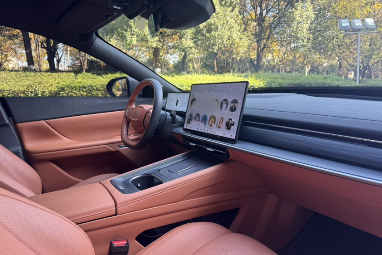 东风奕派 eπ007 2025款 纯电 565四驱Max领航版中控内饰7003