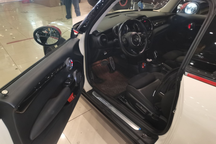 MINI 2018款 1.5T COOPER 经典派中控内饰20