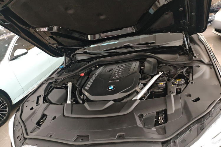 宝马7系 2019款 改款 740Li 领先型 M运动套装机舱底盘24