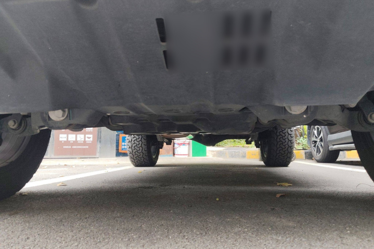 北京BJ40 2018款 PLUS 2.0T 自动四驱城市猎人版局部细节9008