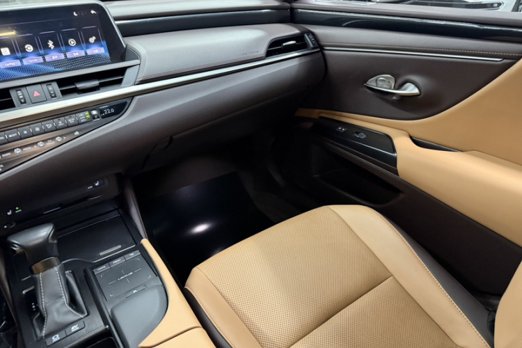 雷克萨斯ES 2020款 300h 卓越版中控内饰7008