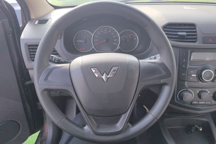 五菱汽车 五菱宏光 2015款 1.5L S 基本型国IV中控内饰13