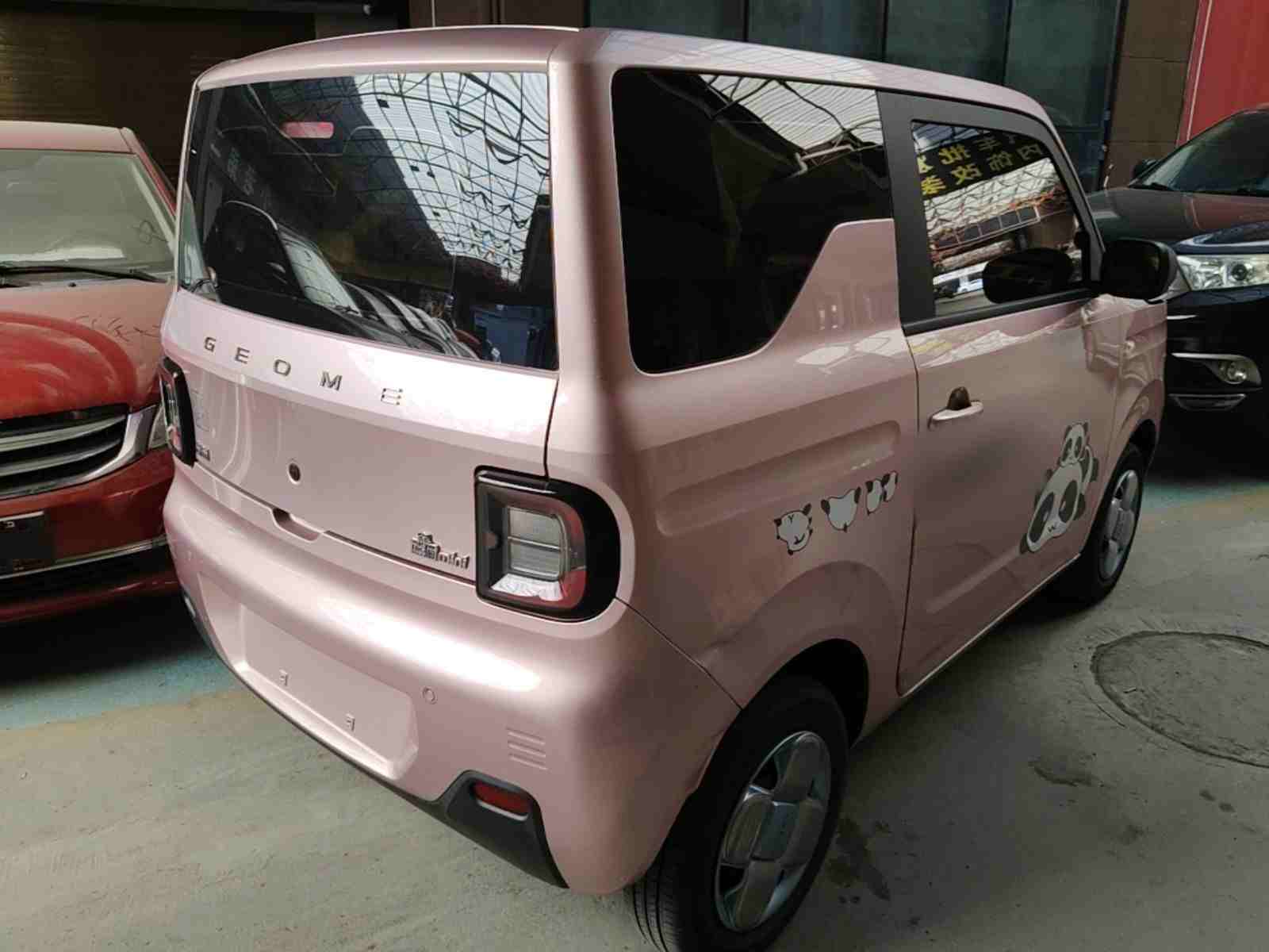 车辆右后45度外观展示