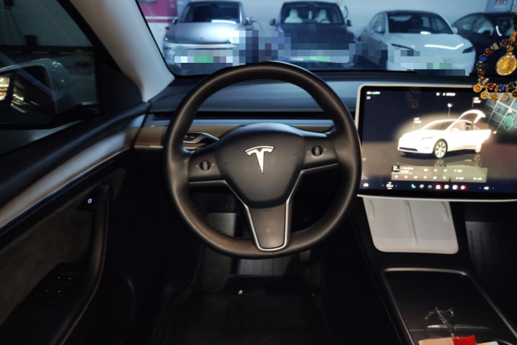 特斯拉 Model Y 2022款 长续航全轮驱动版中控内饰13