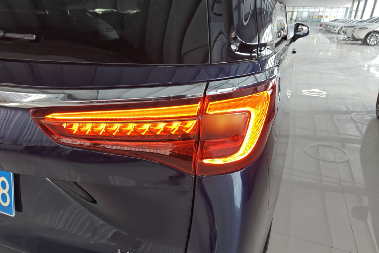 别克GL8 2022款 Avenir艾维亚 四座尊礼版车身外观9